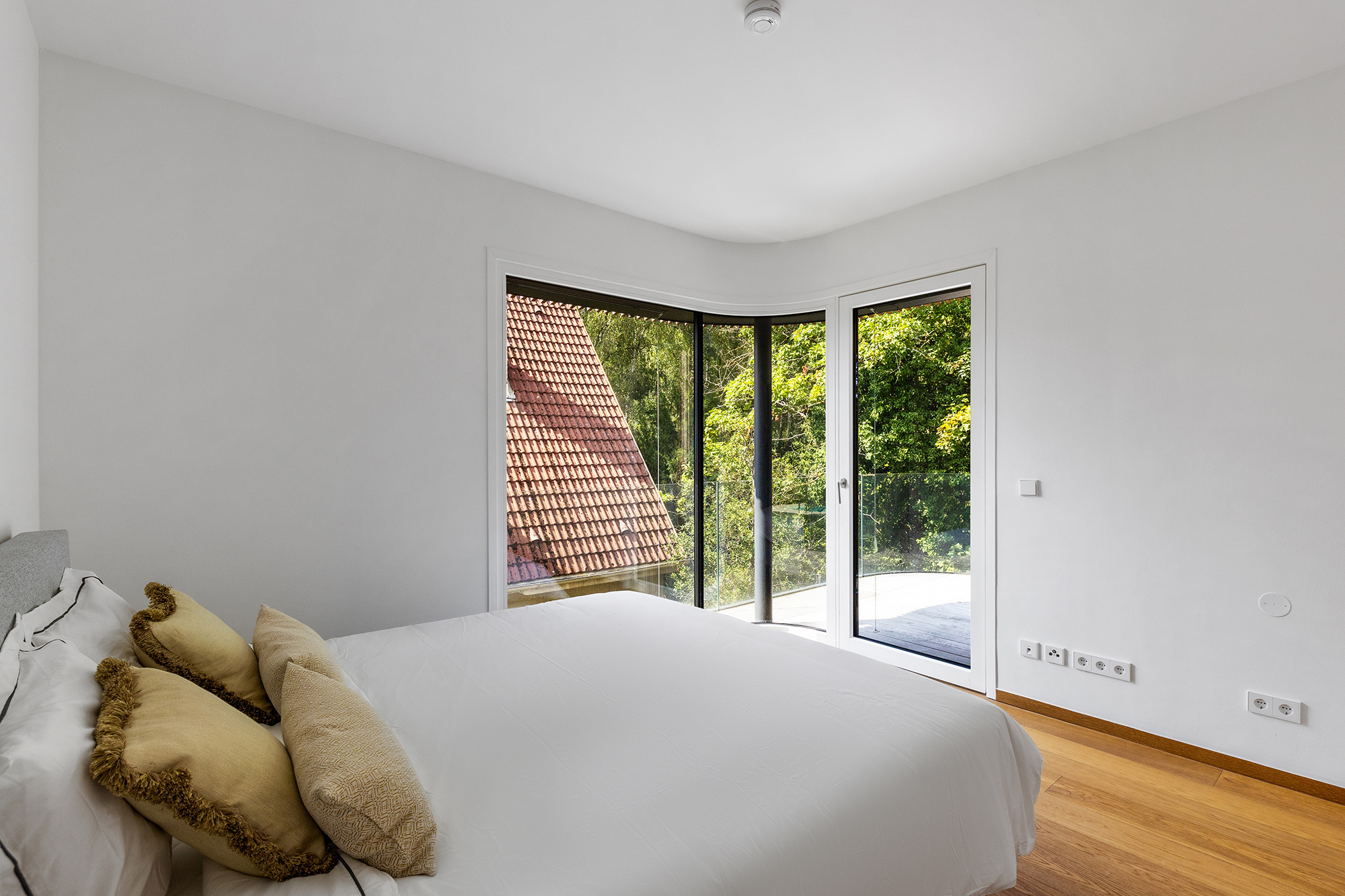 2. Schlafzimmer mit Terrasse Richtung Garten 2. Schlafzimmer mit Terrasse Richtung Garten