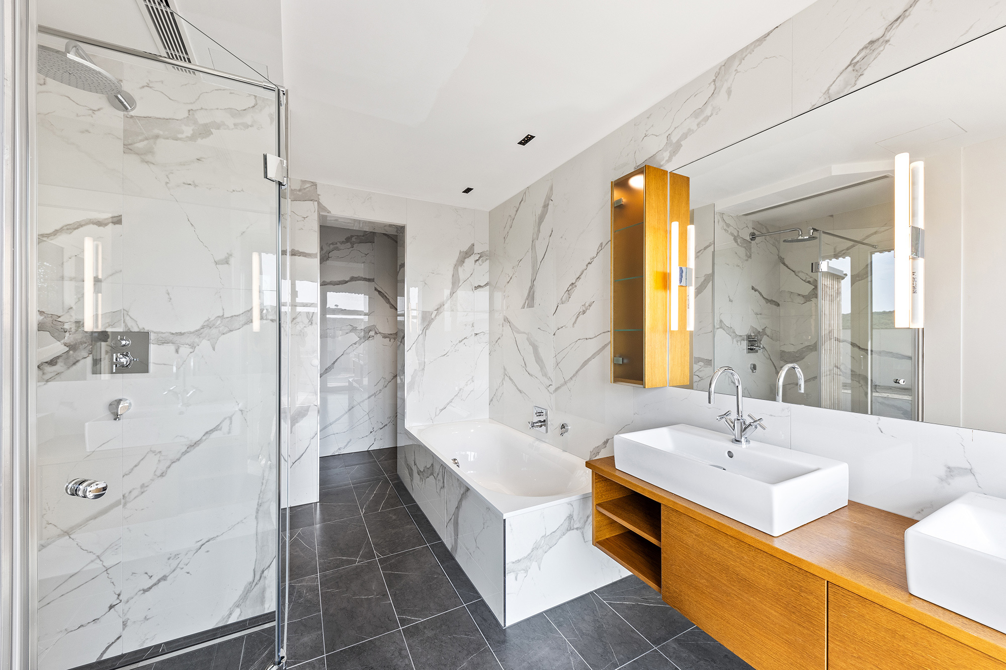 Master-Bad mit Doppelwaschtisch, Badewanne, Walk-in-Dusche und getrenntem WC Master-Bad mit Doppelwaschtisch, Badewanne, Walk-in-Dusche und getrenntem WC