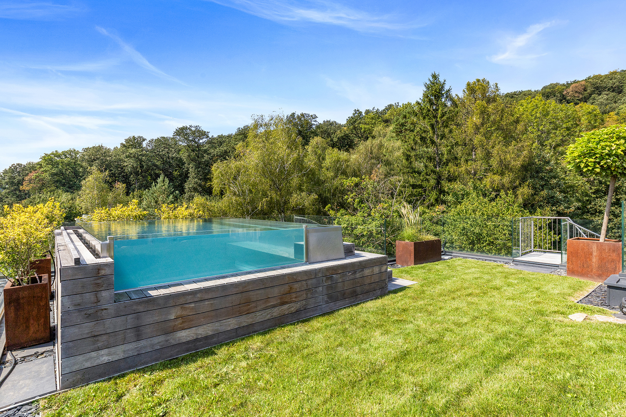 Transparenter Pool mit Glaswand Transparenter Pool mit Glaswand