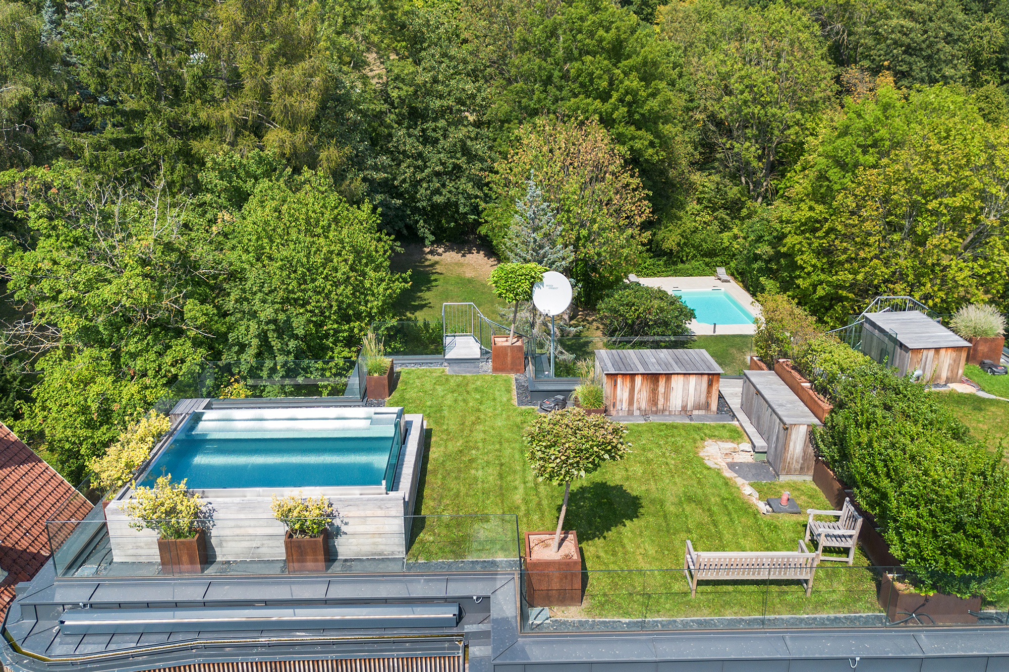 Luftansicht Dachterrasse mit Blick in den Garten mit Pool Luftansicht Dachterrasse mit Blick in den Garten mit Pool