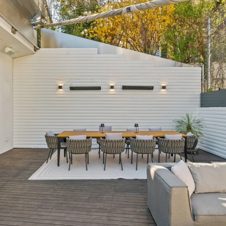 Terrasse mit Eingang in die Küche