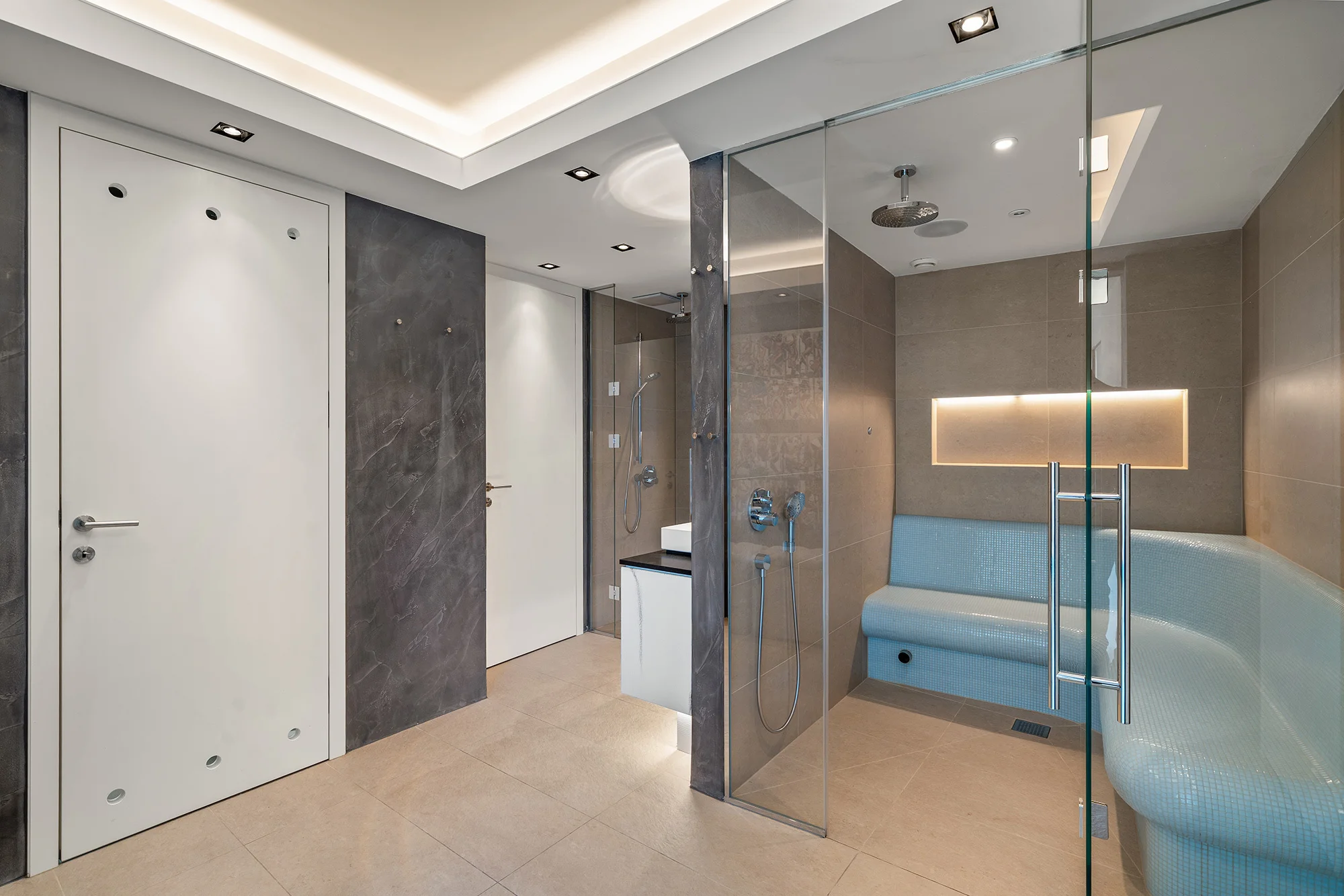 Wellness-Bereich mit Dampfsauna, extra Dusche, Waschtisch und WC Wellness-Bereich mit Dampfsauna, extra Dusche, Waschtisch und WC
