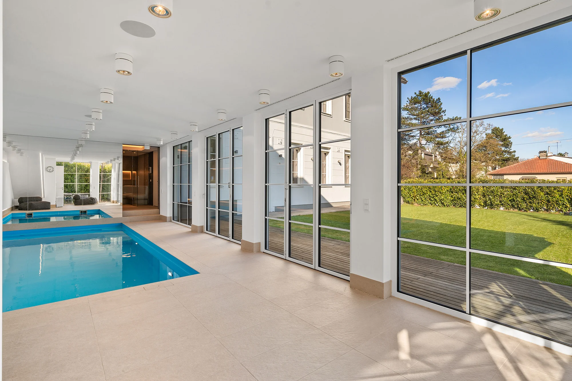 Indoorpool mit Blickin den ebenen, erhöhten Vorgarten Indoorpool mit Blickin den ebenen, erhöhten Vorgarten