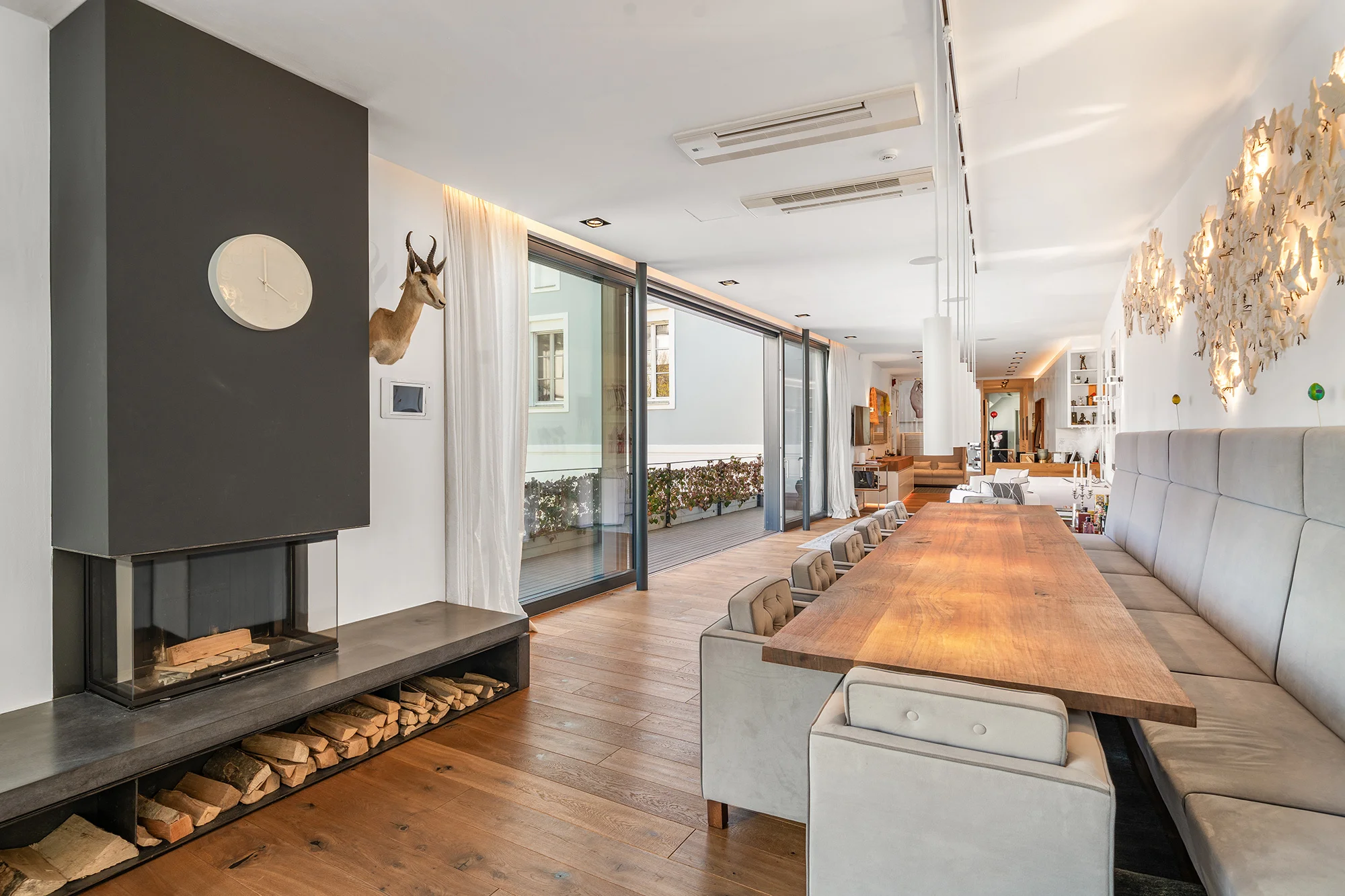 Eleganter Speisesalon mit offenem Kamin und vorgelagertem Balkon Eleganter Speisesalon mit offenem Kamin und vorgelagertem Balkon
