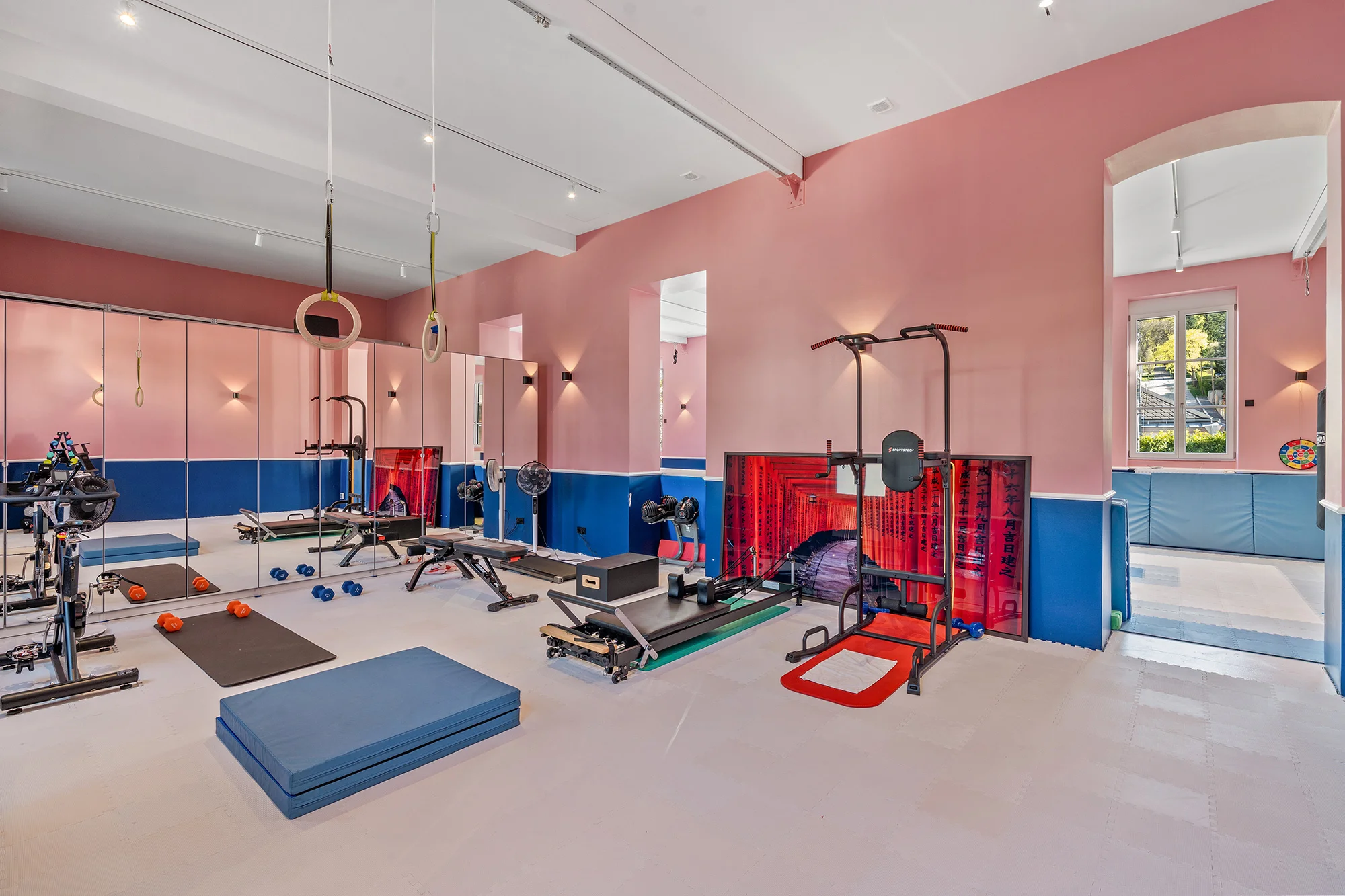 Fitnessraum mit weiterer Platzreserve hinter der Spiegelwand Fitnessraum mit weiterer Platzreserve hinter der Spiegelwand