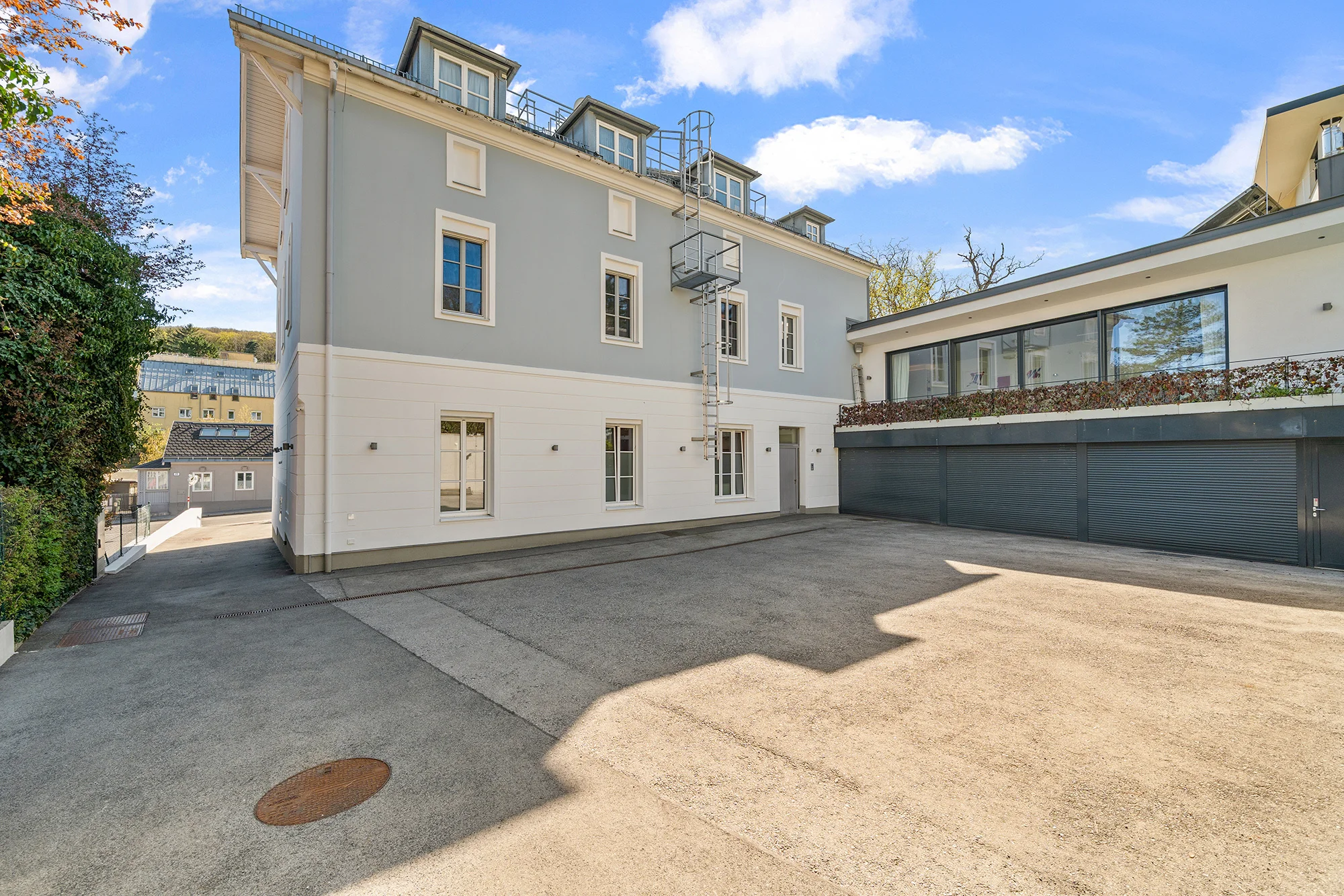 Einfahrt und Vorplatz, großes Carport, darüber der Speisesalon, Haupteingang Einfahrt und Vorplatz, großes Carport, darüber der Speisesalon, Haupteingang