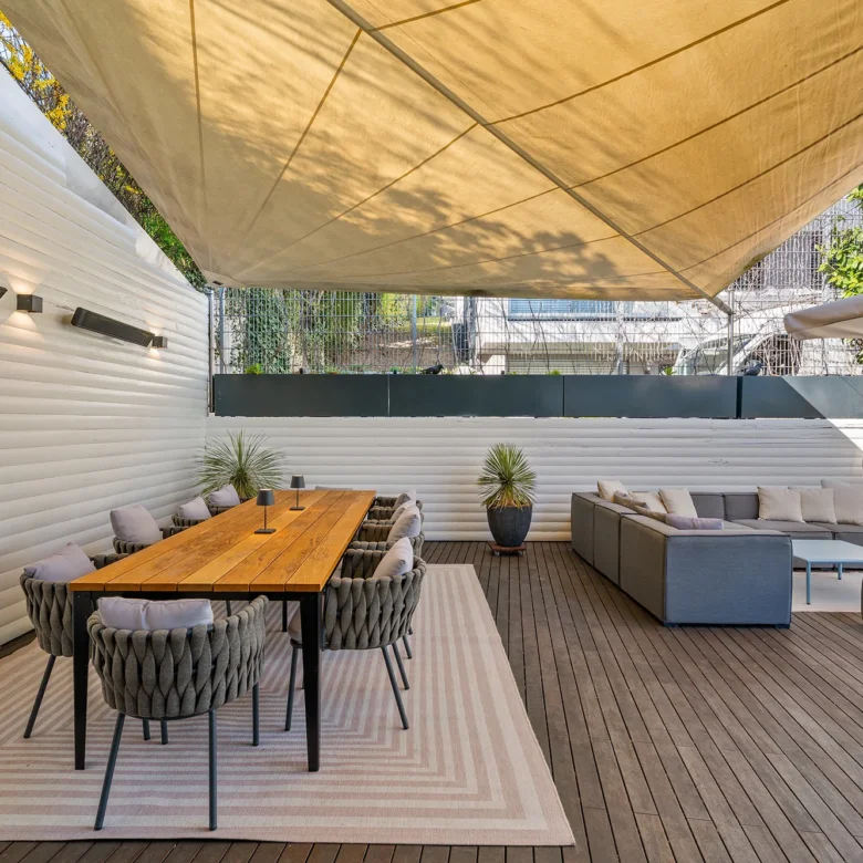 Abgeschattete Terrasse mit elektrischem Baldachin