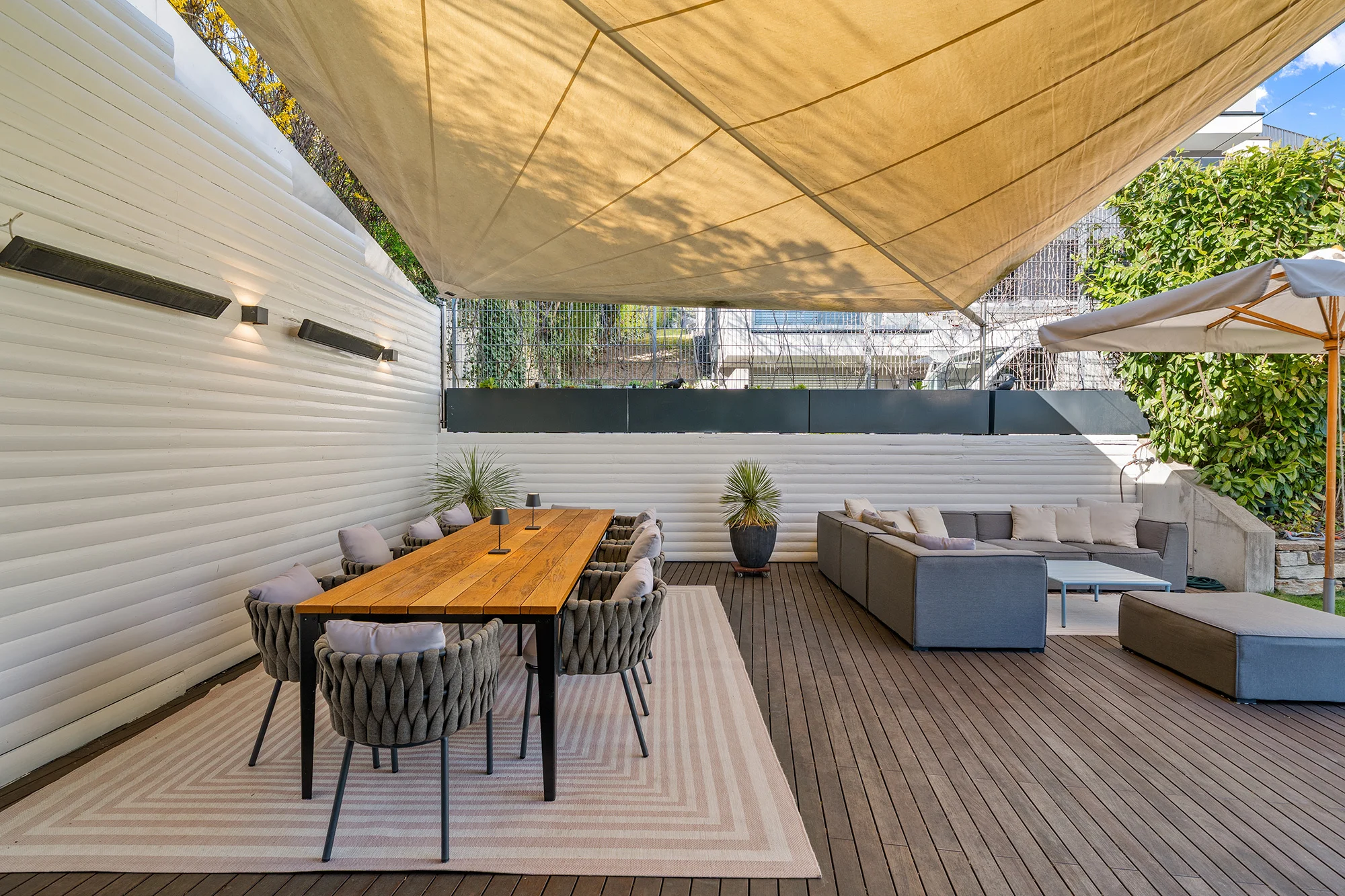 Abgeschattete Terrasse mit elektrischem Baldachin Abgeschattete Terrasse mit elektrischem Baldachin