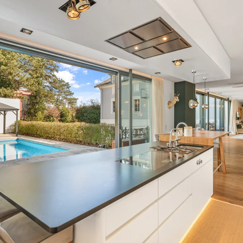 Blick von der Küche auf Pool und Speisesalon