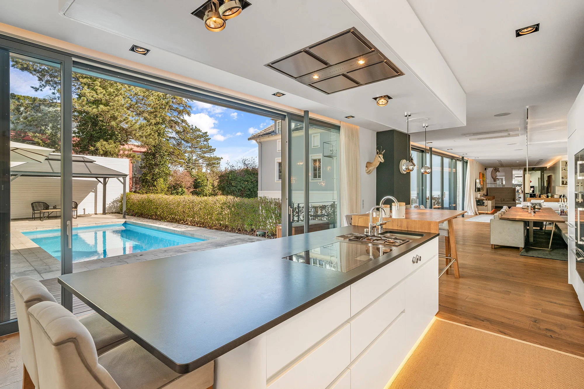 Blick von der Küche auf Pool und Speisesalon Blick von der Küche auf Pool und Speisesalon