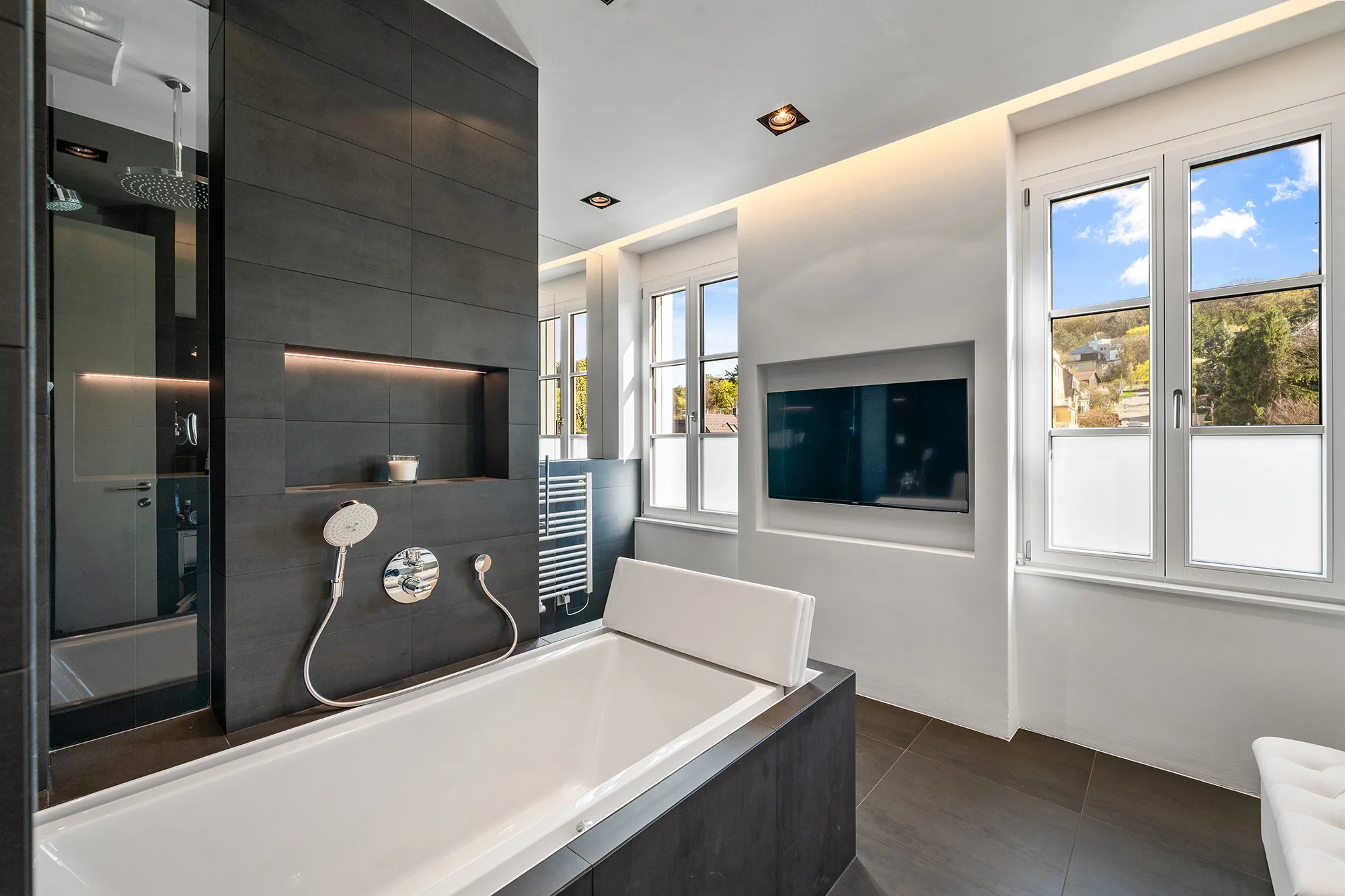 Kinderbad mit Wanne, Walk-in-Dusche und Doppelwaschtisch Kinderbad mit Wanne, Walk-in-Dusche und Doppelwaschtisch
