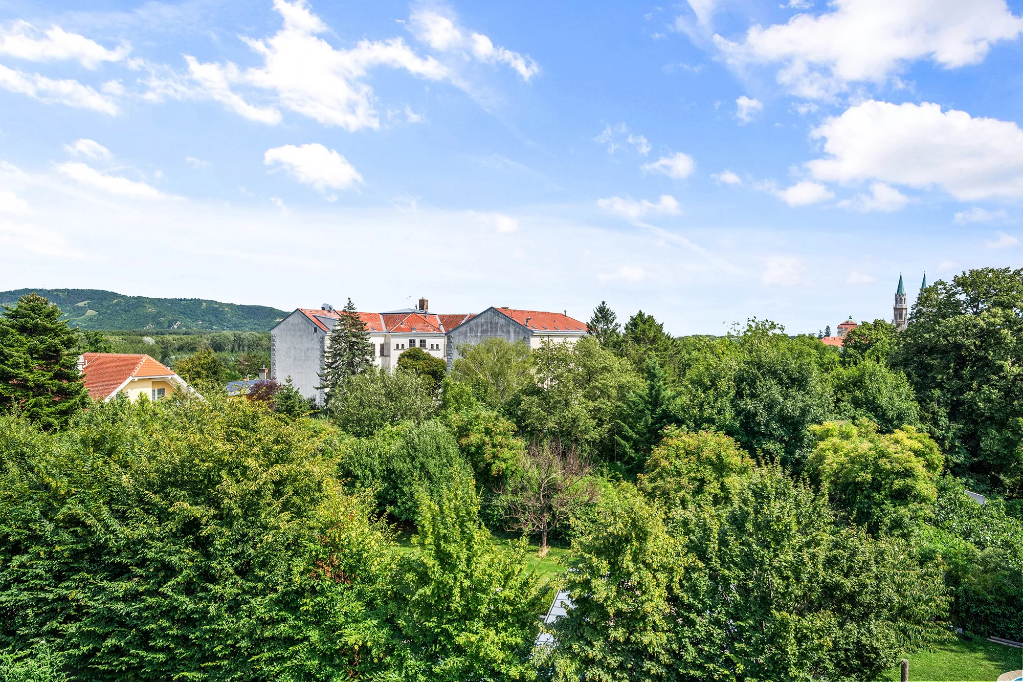 Ausblick vom Wohnsalon auf den Bisamberg und das Stift Klosterneuburg Ausblick vom Wohnsalon auf den Bisamberg und das Stift Klosterneuburg